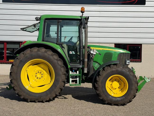 John Deere 6320 4x4 - Stage II - Handgeschakeld - Airco - PTO - Fronthef - 3x DW ventiel + 2x DW ventiel TT 5015