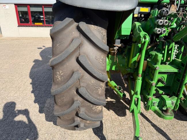 John Deere 6320 4x4 - Stage II - Handgeschakeld - Airco - PTO - Fronthef - 3x DW ventiel + 2x DW ventiel TT 5015