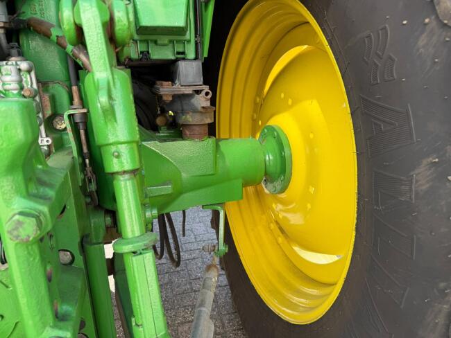 John Deere 6320 4x4 - Stage II - Handgeschakeld - Airco - PTO - Fronthef - 3x DW ventiel + 2x DW ventiel TT 5015